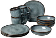 Frontalansicht eines 12-teiligen Frühstücks-Sets aus Keramik in Blau- und Brauntönen, bestehend aus Tellern, Schalen und Tassen.