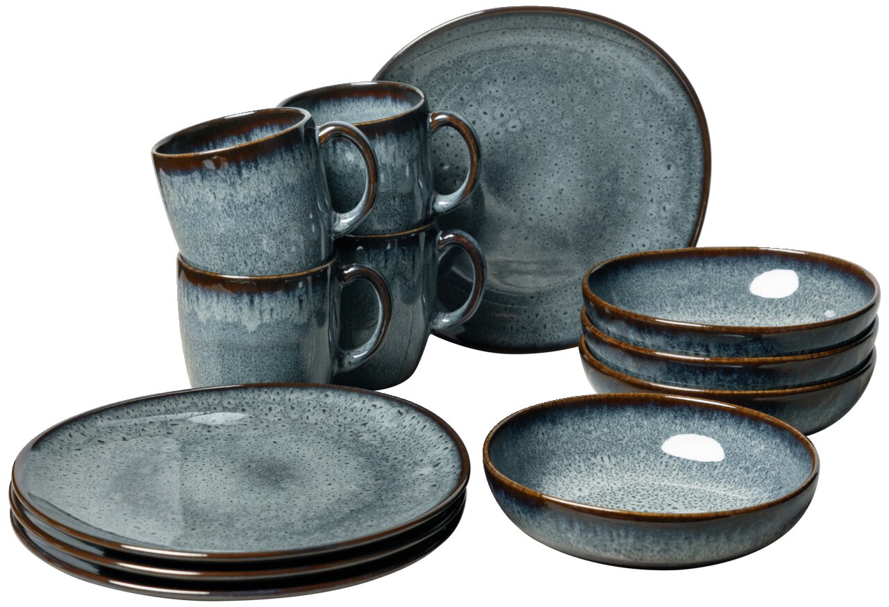 Frontalansicht eines 12-teiligen Frühstücks-Sets aus Keramik in Blau- und Brauntönen, bestehend aus Tellern, Schalen und Tassen.