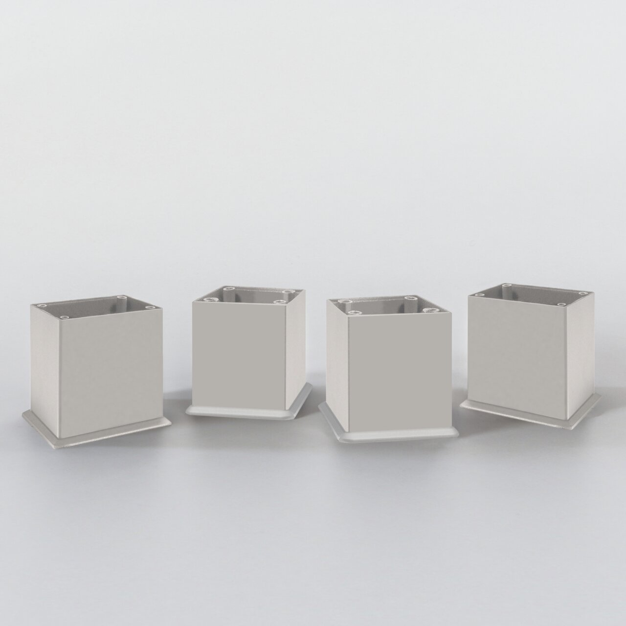 Vier quadratische, silberne Metallfüße für einen Midischrank, frontal betrachtet.