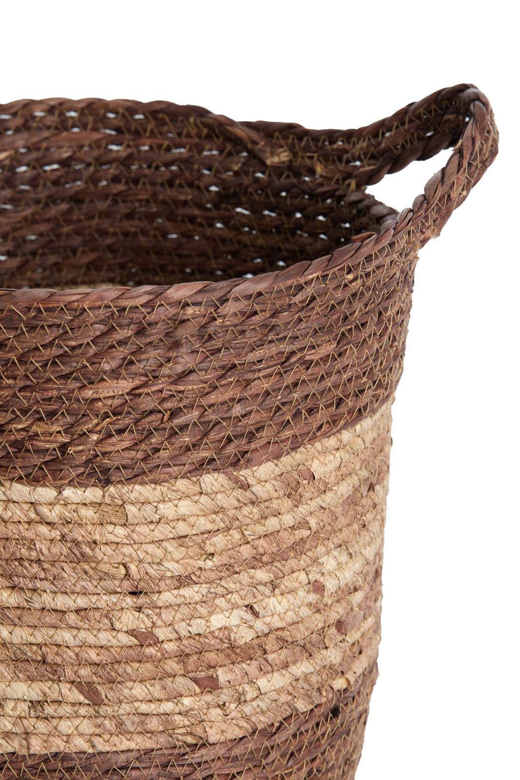 Nahaufnahme eines handgewebten Korbs mit zwei Farben, braun und beige, aus natürlichem Material, seitliche Perspektive.