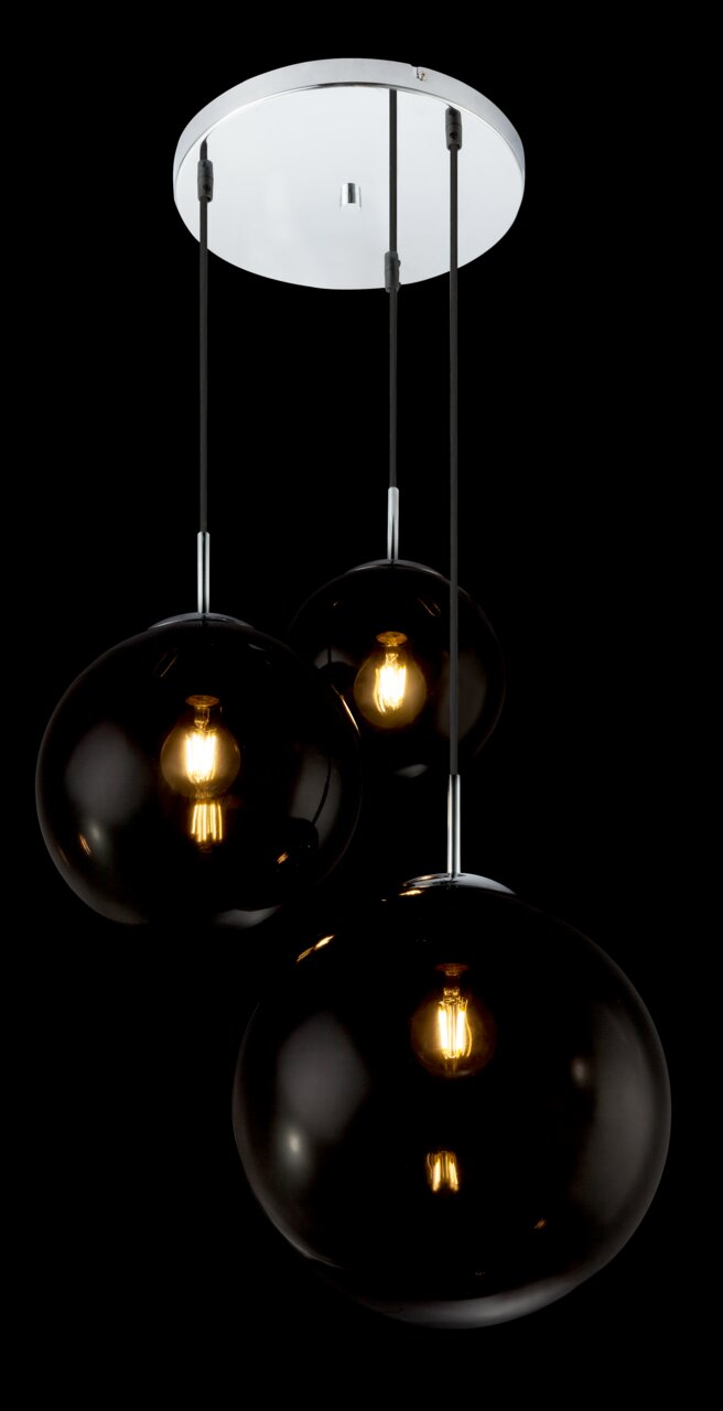 Moderne Hängeleuchte mit drei schwarzen, kugelförmigen Lampenschirmen, von unten betrachtet.