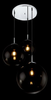 Moderne Hängeleuchte mit drei schwarzen, kugelförmigen Lampenschirmen, von unten betrachtet.