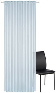 Weißer Fertigvorhang in voller Länge, frontal fotografiert, mit einem schwarzen Stuhl im Hintergrund.