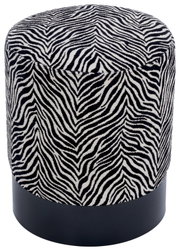 Cilindrische poef met een bekleding met zwart-wit zebraprint en een zwarte voet, vrijstaand tegen een witte achtergrond, vooraanzicht licht van bovenaf