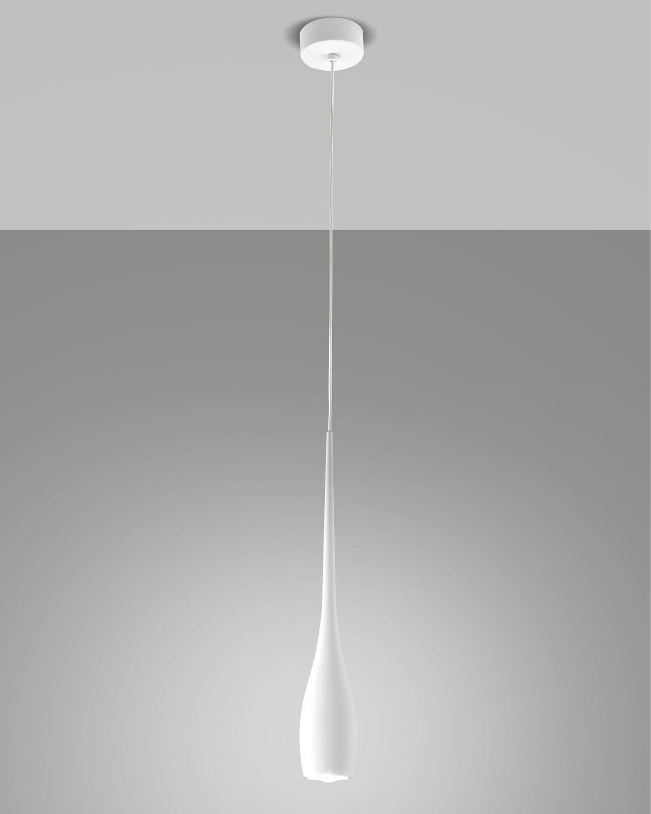 Moderne LED-Pendelleuchte COCO von Fabas Luce in Tropfenform, von der Seite betrachtet, mit elegantem, schlankem Design und weißem Finish.