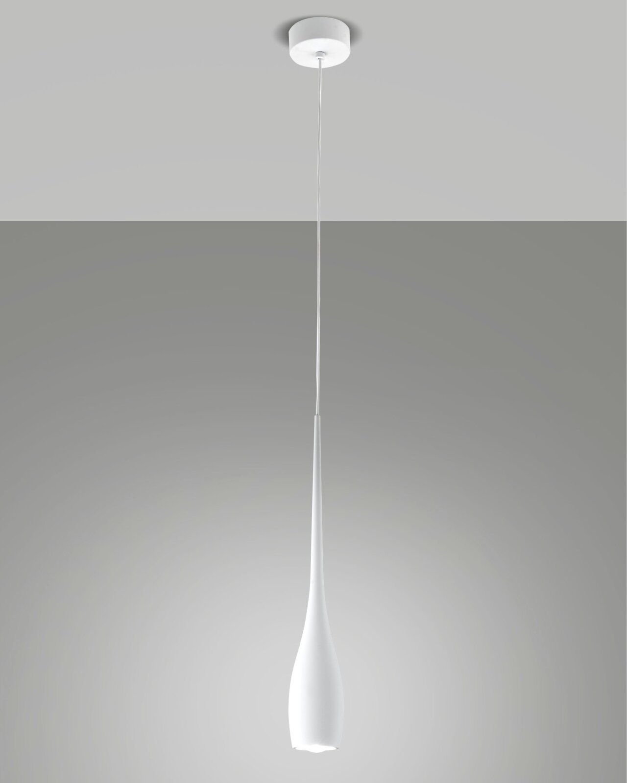 Moderne LED-Pendelleuchte COCO von Fabas Luce in Tropfenform, von der Seite betrachtet, mit elegantem, schlankem Design und weißem Finish.