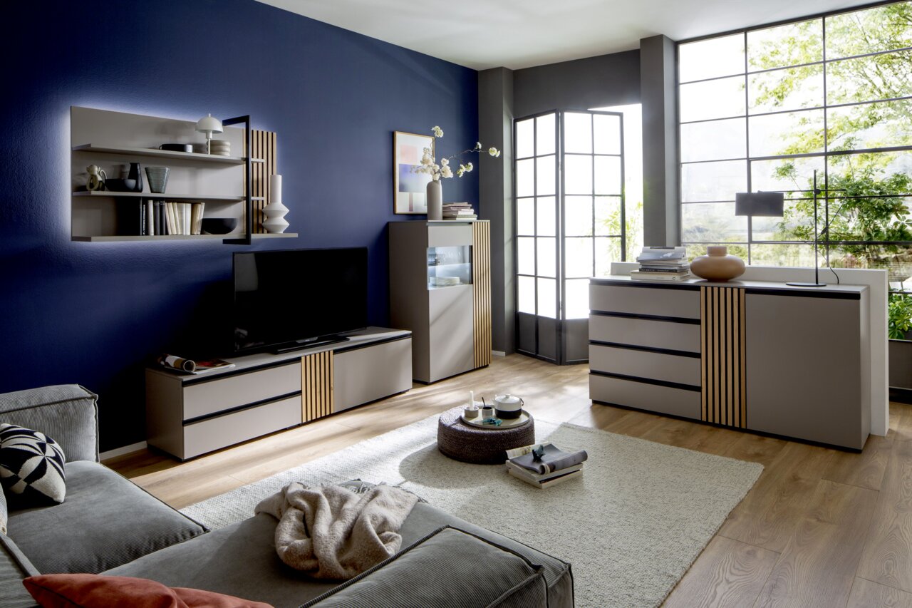 Modernes Wohnzimmer mit Sideboard, Highboard und TV-Lowboard in einer eleganten, minimalistischen Einrichtung. Perspektive von vorne.