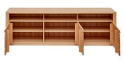 TV-Lowboard aus Holz mit offenen Türen und Regalfächern, frontale Ansicht
