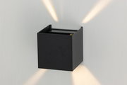 Schwarze LED-Wandleuchte in kubischer Form, die von der Seite betrachtet wird und Lichtstrahlen nach oben und unten abgibt.