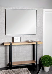 Moderne Konsole mit Holzplatte und schwarzen Metallbeinen, frontal fotografiert, mit Spiegel an der Wand dahinter.