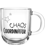 Transparente Tasse mit der Aufschrift 'CHAOS COORDINATOR' und Sternenmotiv, seitliche Perspektive