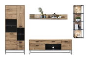 Moderne Wandkombination aus Holz und Metall in Frontalansicht, bestehend aus einem hohen Schrank, einem TV-Board, einem Wandregal und einem offenen Regal mit Beleuchtung.