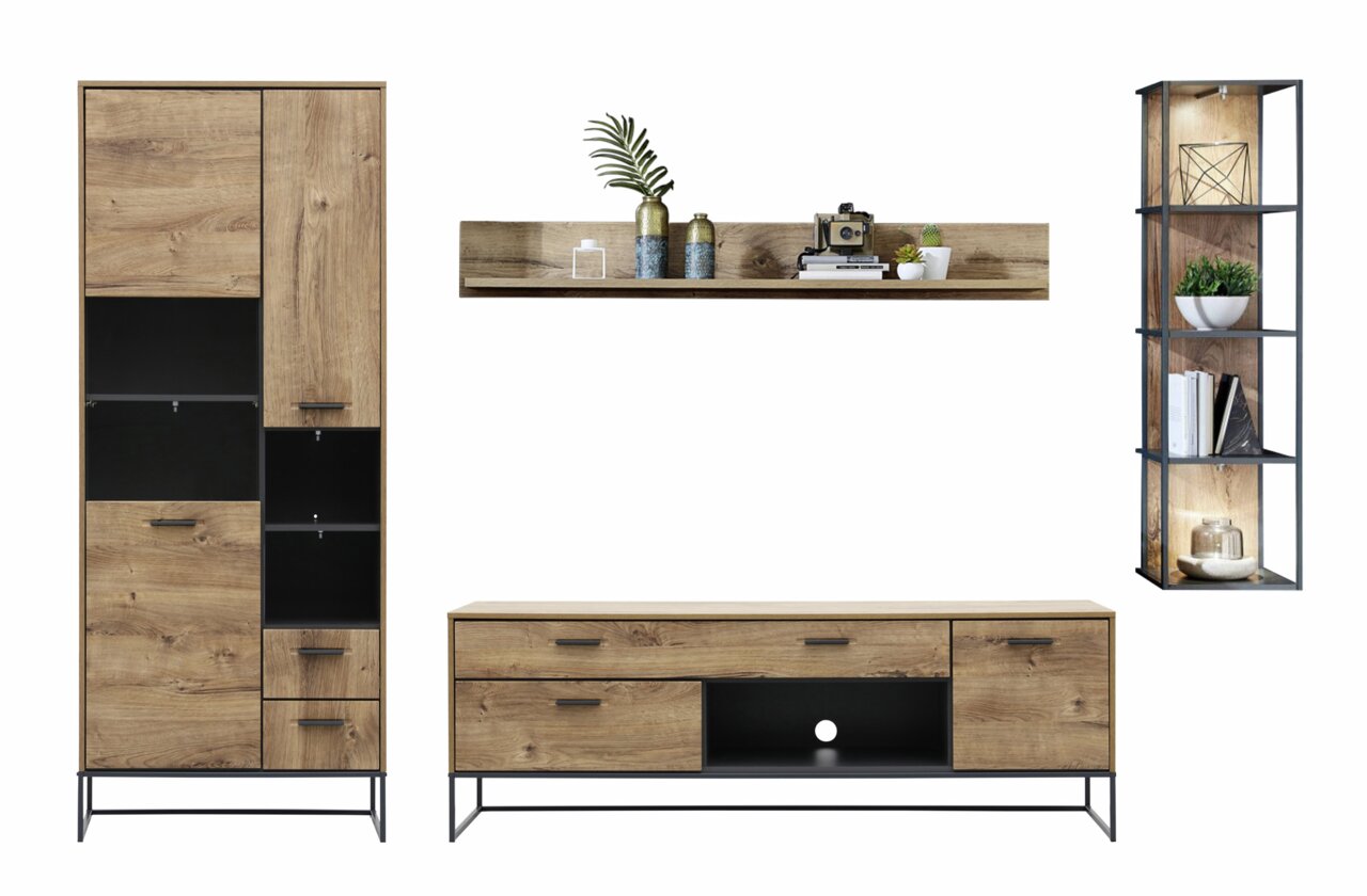 Moderne wandcombinatie van hout en metaal, gezien van voren, bestaande uit een hoge kast, een tv-meubel, een wandrek en een open rek met verlichting.