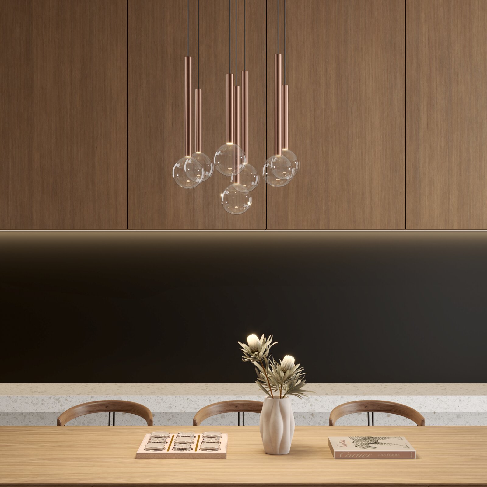 Dieter Knoll LED-Hängeleuchte MEMPHIS Moderne Pendelleuchte mit mehreren kupferfarbenen Röhren und klaren Glaskugeln über einem Esstisch in einem minimalistischen Interieur, frontale Ansicht