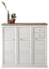 Schuhschrank aus hellem Holz mit drei Türen und zwei Schubladen, dekoriert mit Pflanzen und Dekorationsobjekten, Frontalansicht