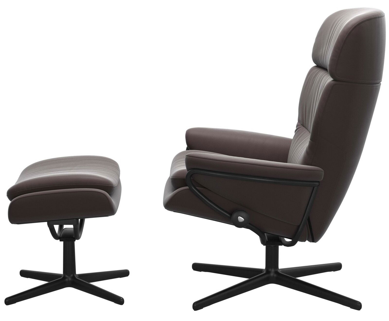 Seitliche Ansicht eines Einzelsessels mit Kopfstütze und passendem Hocker in dunkelbraunem Leder mit schwarzem Metallgestell.