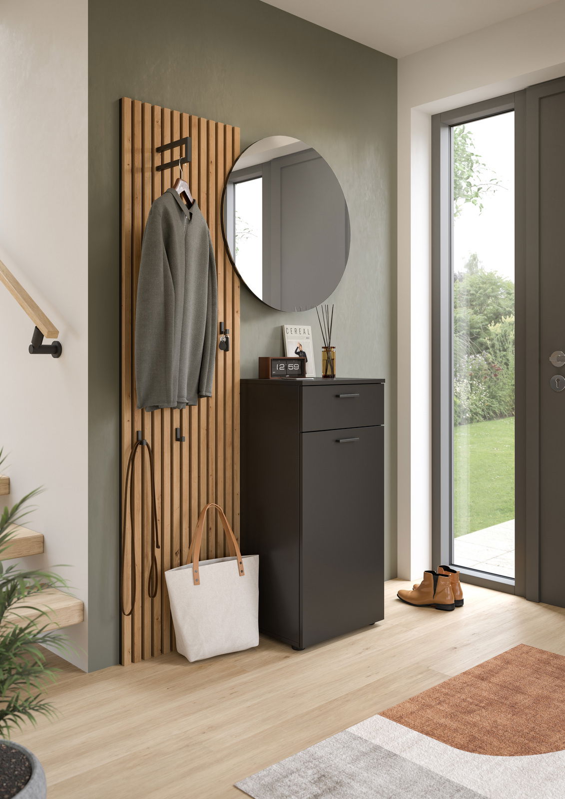 Runder Wandspiegel in einem modernen Flur, neben einer Garderobe mit Holzpaneelen und einem schwarzen Schrank, aus der Perspektive des Eingangsbereichs.