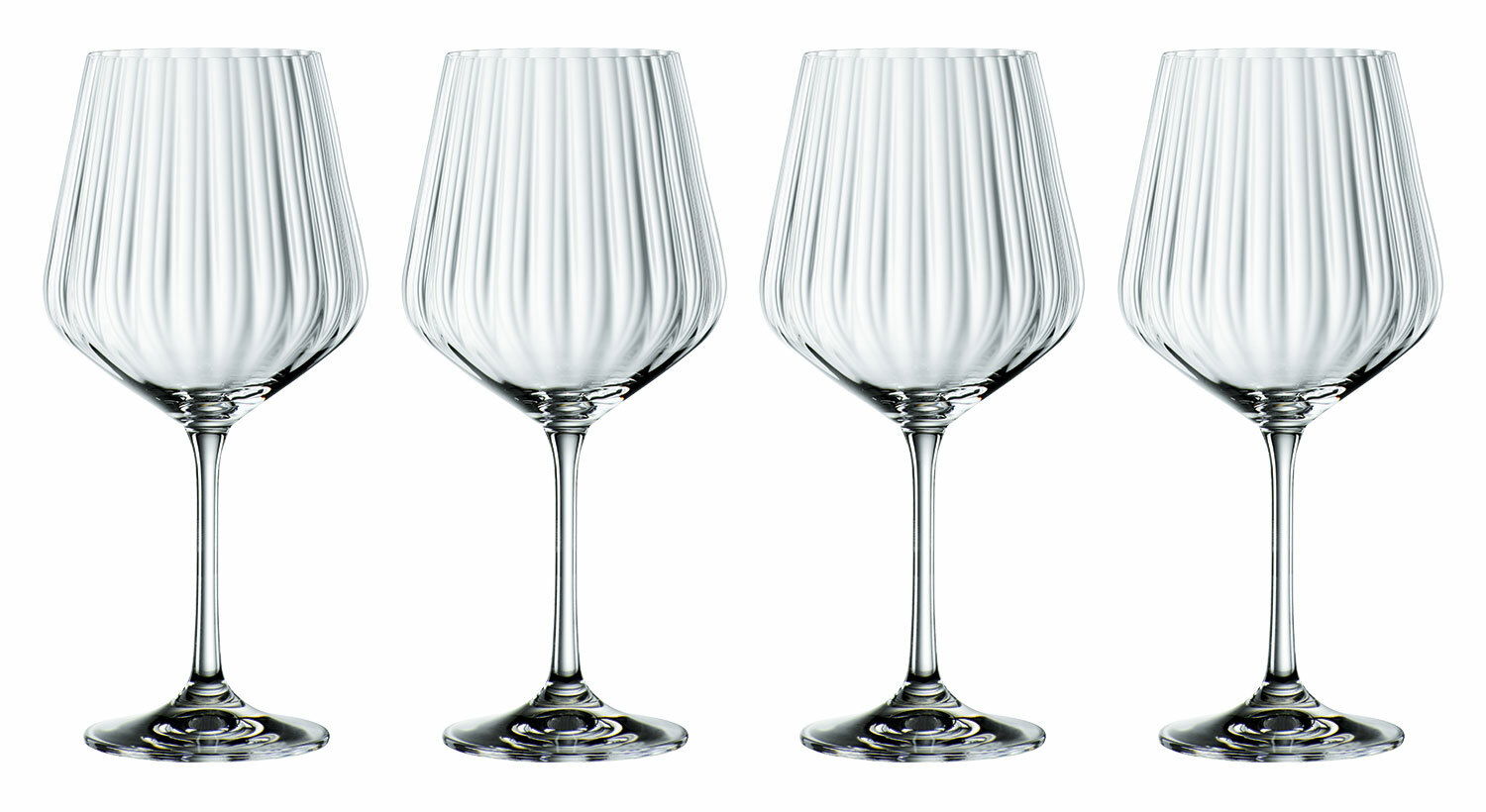 Vier elegante Gin Tonic Gläser mit geriffeltem Design, frontal abgebildet.