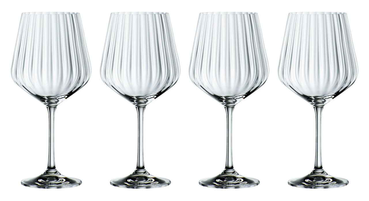 Vier elegante gin-tonicglazen met geribbeld ontwerp, afgebeeld van voren.