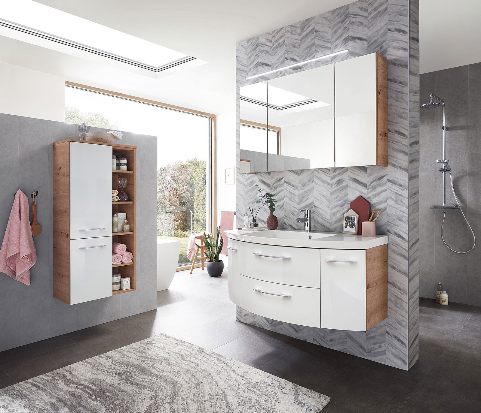 Sadena Badkombination 3-tlg. PLAKA Moderne Badkombination mit hängendem Waschtisch, Spiegelschrank und Hochschrank in Holzoptik, seitliche Perspektive