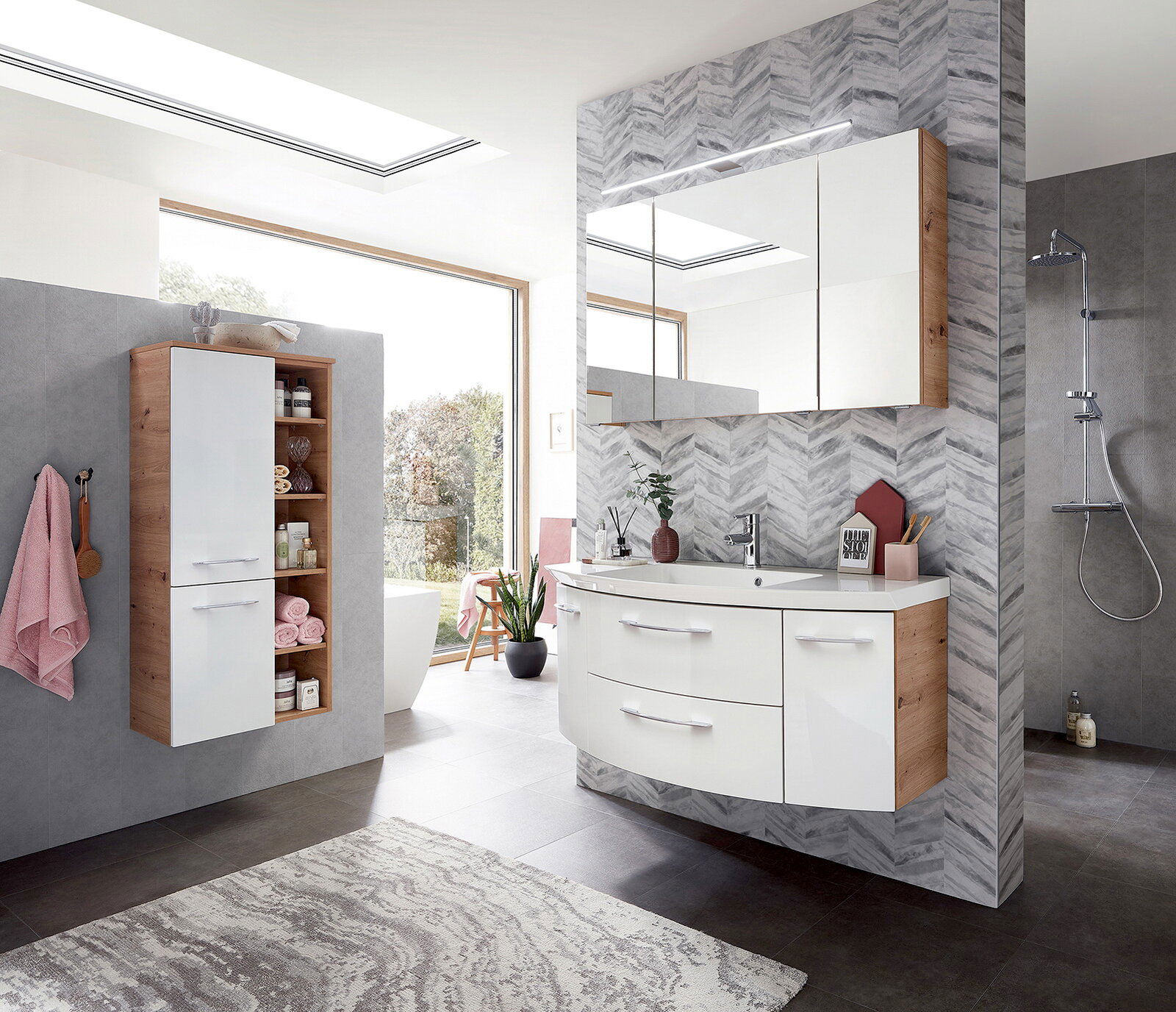 Moderne Badkombination mit hängendem Waschtisch, Spiegelschrank und Hochschrank in Holzoptik, seitliche Perspektive