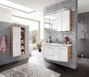 Moderne Badkombination mit hängendem Waschtisch, Spiegelschrank und Hochschrank in Holzoptik, seitliche Perspektive