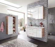 Moderne Badkombination mit hängendem Waschtisch, Spiegelschrank und Hochschrank in Holzoptik, seitliche Perspektive