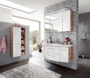 Moderne Badkombination mit hängendem Waschtisch, Spiegelschrank und Hochschrank in Holzoptik, seitliche Perspektive