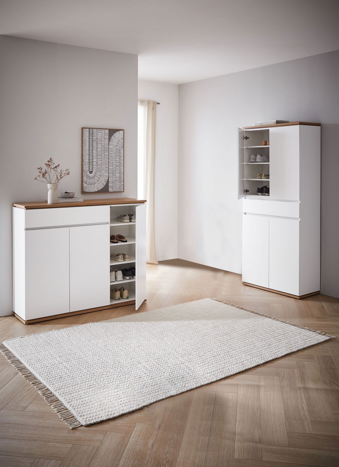 Moderner Schuhschrank in Weiß mit Holzdetails, offene Türen zeigen mehrere Regalböden mit Schuhen, seitliche Perspektive.