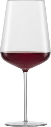 Bordeaux Rotweinglas, gefüllt mit Rotwein, in Frontalansicht