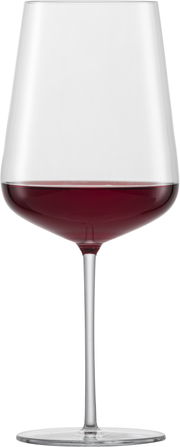 Bordeaux Rotweinglas, gefüllt mit Rotwein, in Frontalansicht