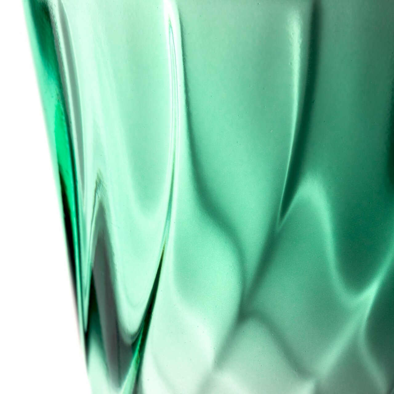 Close-up van een groen drinkglas met gedraaid patroon, zijaanzicht