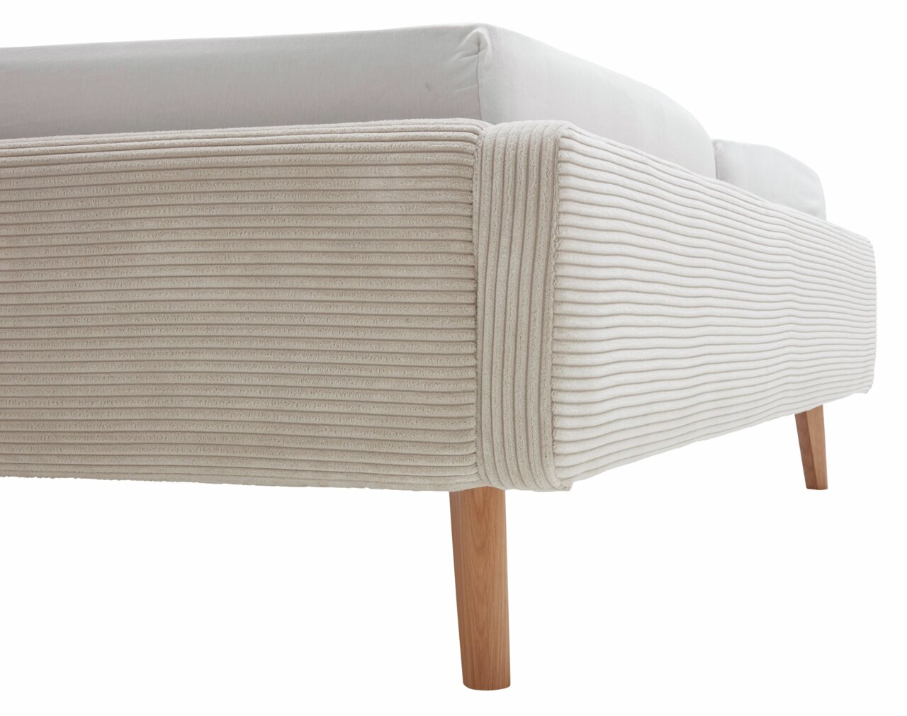Nahaufnahme eines Polsterbetts mit geripptem, beigem Stoffbezug und Holzbeinen, seitliche Perspektive.