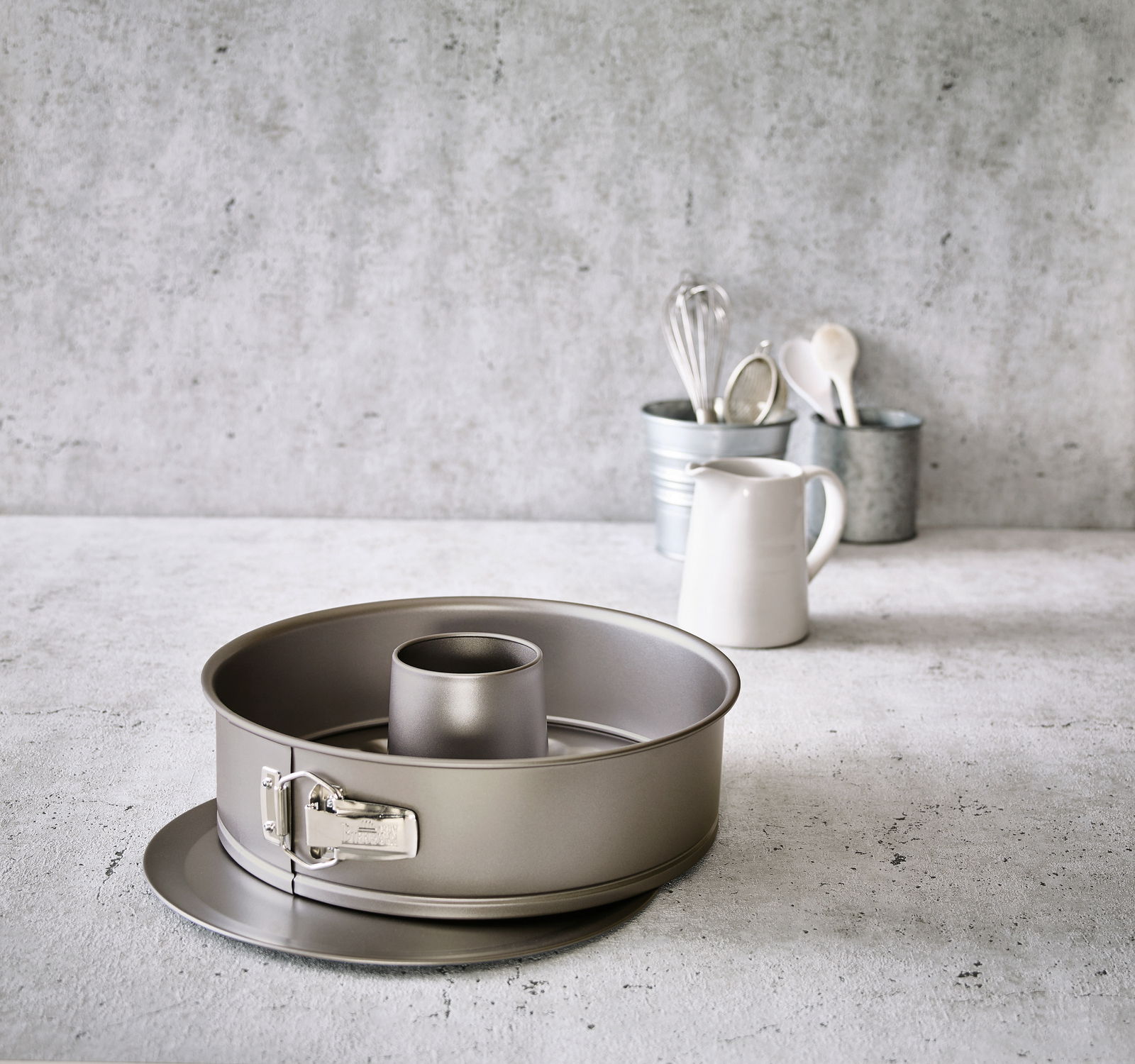 Birkmann Springform mit zwei Böden BASIC BAKING Springform mit zwei Böden, Ø 28 cm, seitliche Perspektive, auf einer Küchenarbeitsplatte platziert.