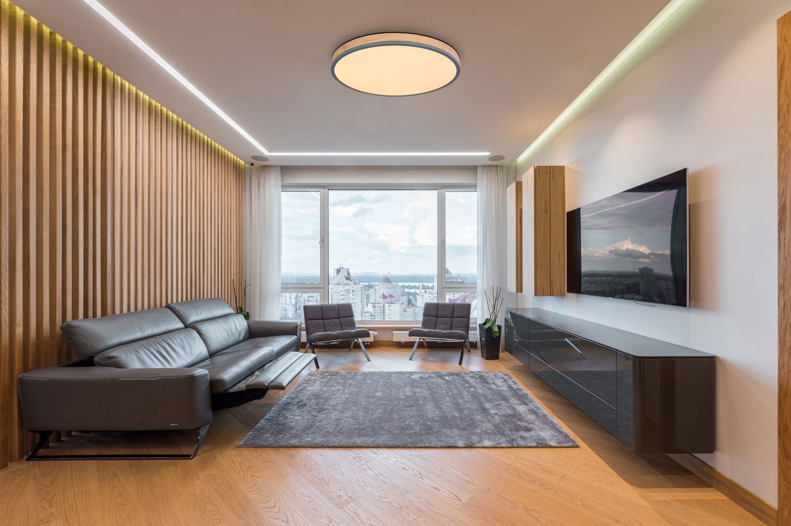 Moderne Deckenleuchte DORO in einem stilvollen Wohnzimmer, von unten betrachtet.