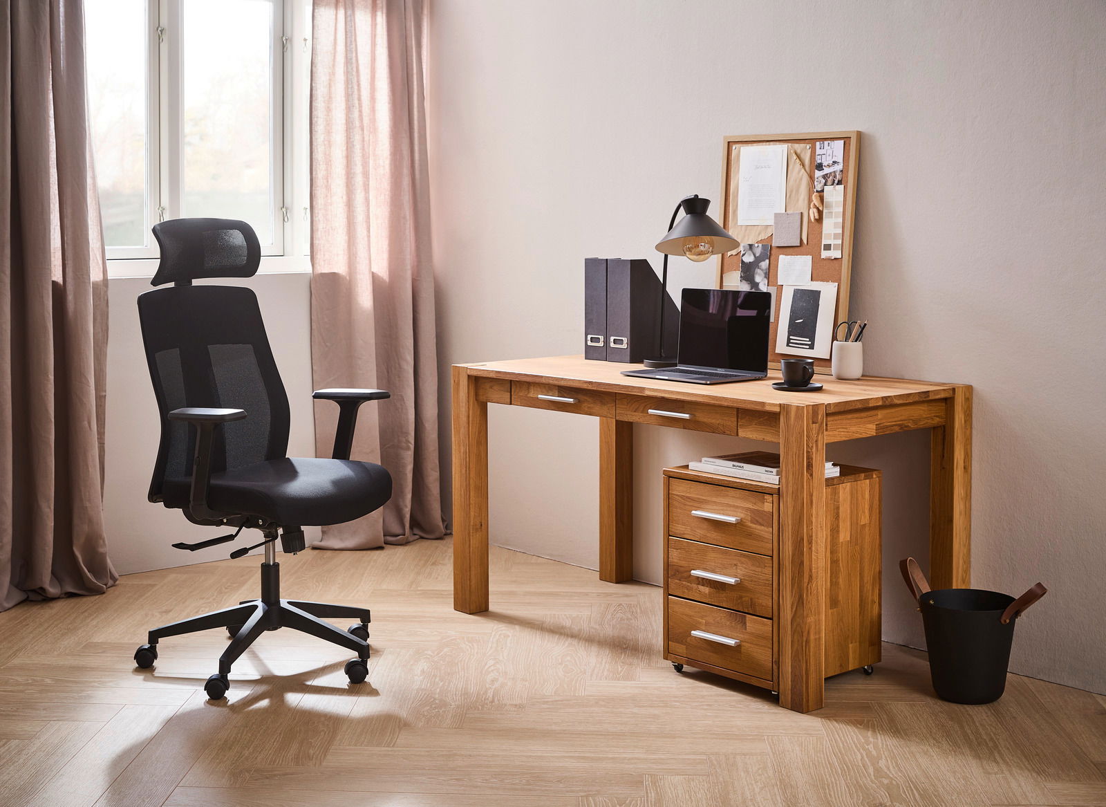 Moderner schwarzer Drehstuhl mit Netzrückenlehne und Kopfstütze, seitliche Perspektive in einem stilvollen Home-Office mit Holzboden und Schreibtisch.
