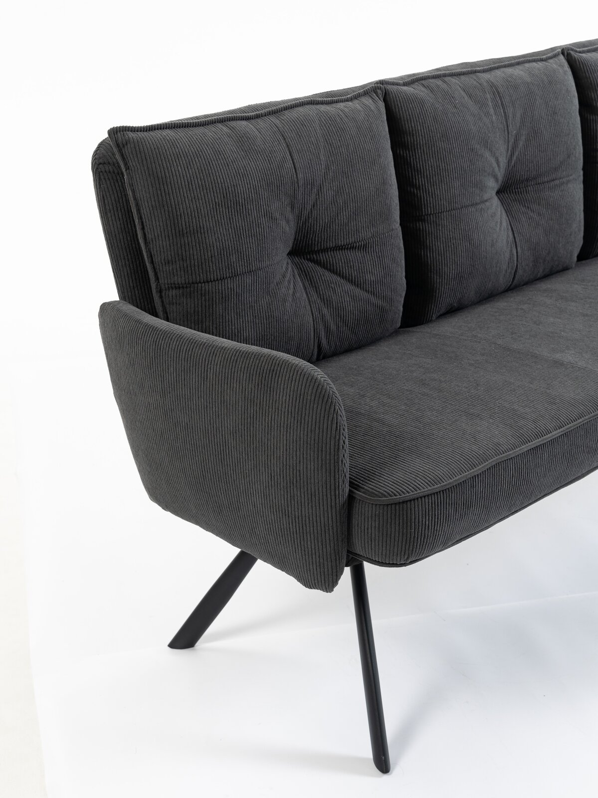 Dreisitzer-Bank in dunklem Stoff mit modernen, schrägen Metallbeinen, seitliche Perspektive