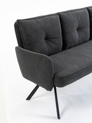 Dreisitzer-Bank in dunklem Stoff mit modernen, schrägen Metallbeinen, seitliche Perspektive