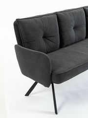 Dreisitzer-Bank in dunklem Stoff mit modernen, schrägen Metallbeinen, seitliche Perspektive