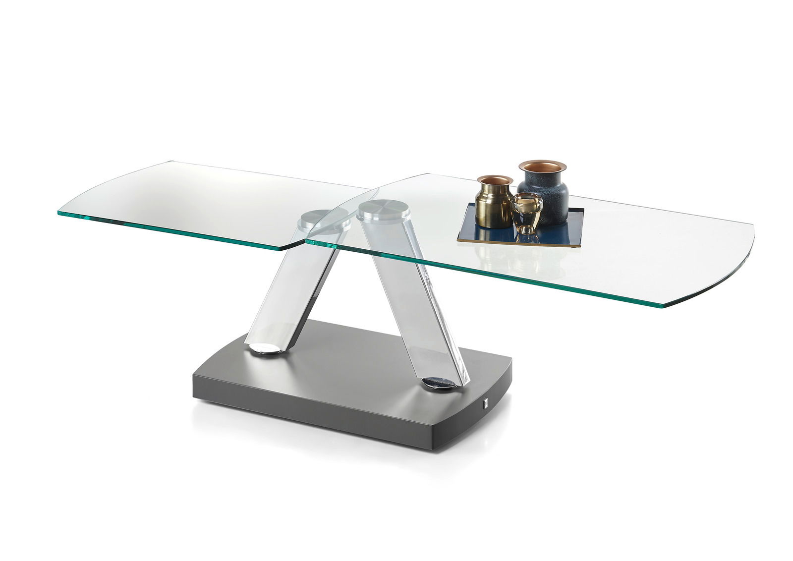 Moderner Couchtisch mit Glasplatte und schrägen Metallbeinen, seitliche Perspektive.