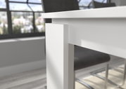 Nahaufnahme eines weißen Esstischbeins in modernem Design, seitliche Perspektive.