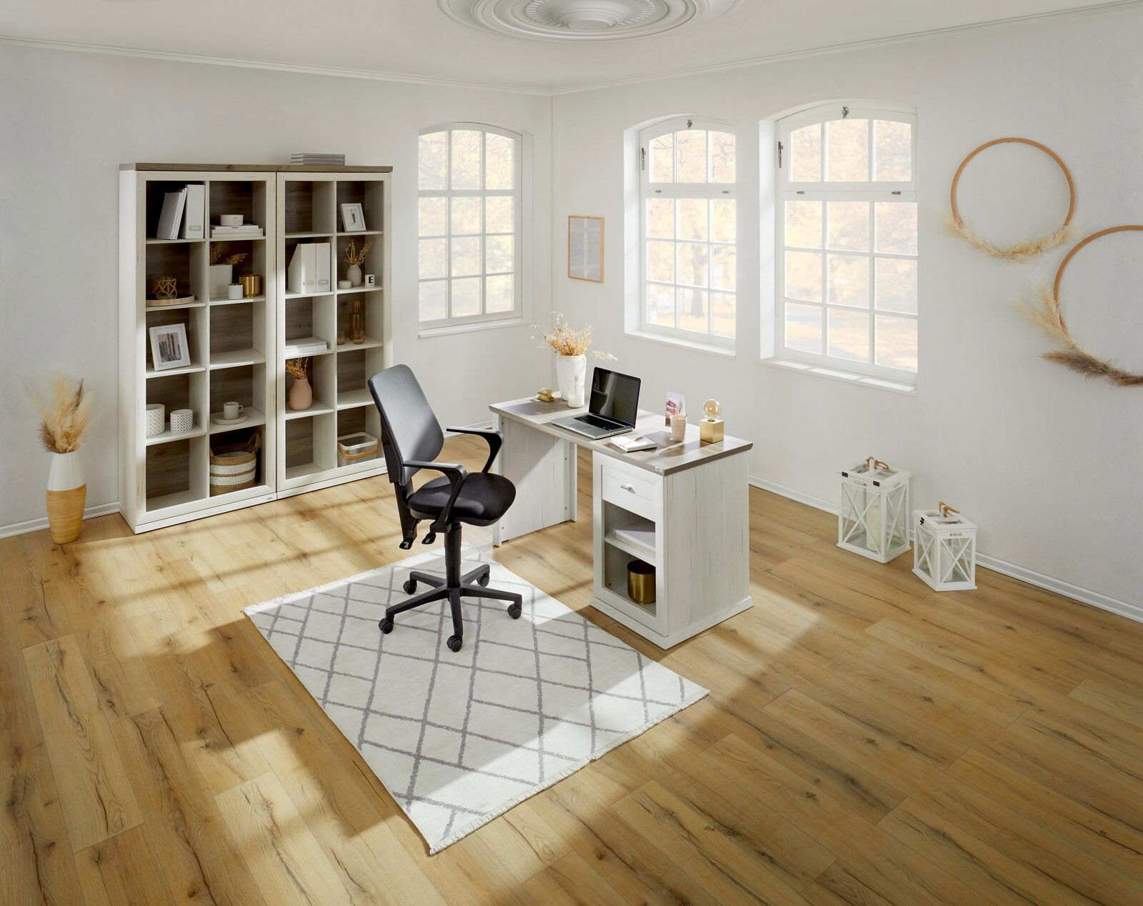 Heller, moderner Schreibtisch in einem stilvollen Arbeitszimmer mit Blick auf Fenster und Regale.