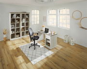 Heller, moderner Schreibtisch in einem stilvollen Arbeitszimmer mit Blick auf Fenster und Regale.