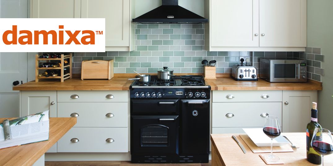 Moderne Küche mit schwarzem Backofen, Holzarbeitsplatten und Weingläsern.