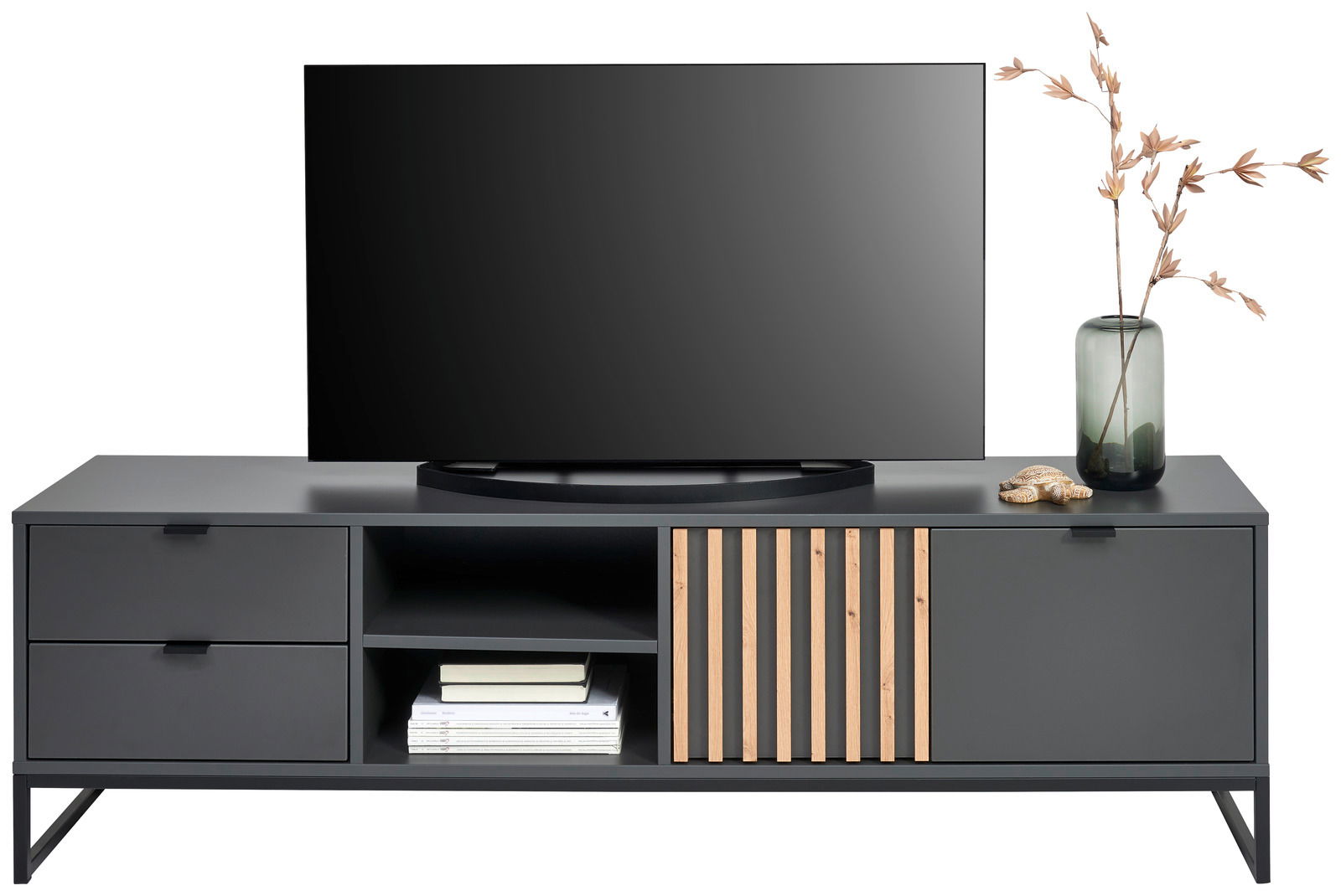 Frontansicht eines modernen TV-Lowboards mit dunklem Finish, zwei Schubladen, offenen Regalfächern und dekorativen Holzlamellen. Auf der rechten Seite steht eine Vase mit Zweigen.