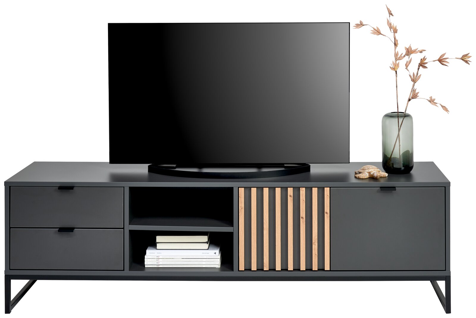 Frontansicht eines modernen TV-Lowboards mit dunklem Finish, zwei Schubladen, offenen Regalfächern und dekorativen Holzlamellen. Auf der rechten Seite steht eine Vase mit Zweigen.