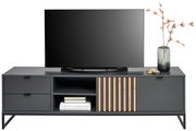 Frontansicht eines modernen TV-Lowboards mit dunklem Finish, zwei Schubladen, offenen Regalfächern und dekorativen Holzlamellen. Auf der rechten Seite steht eine Vase mit Zweigen.