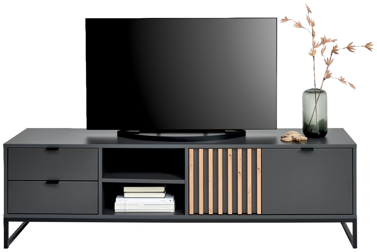 Vooraanzicht van een modern tv-lowboard met een donkere afwerking, twee lades, open planken en decoratieve houten lamellen. Aan de rechterkant staat een vaas met takjes.