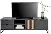 Vooraanzicht van een modern tv-lowboard met een donkere afwerking, twee lades, open planken en decoratieve houten lamellen. Aan de rechterkant staat een vaas met takjes.