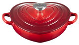 Roter herzförmiger Gourmet-Topf mit Deckel, seitliche Perspektive